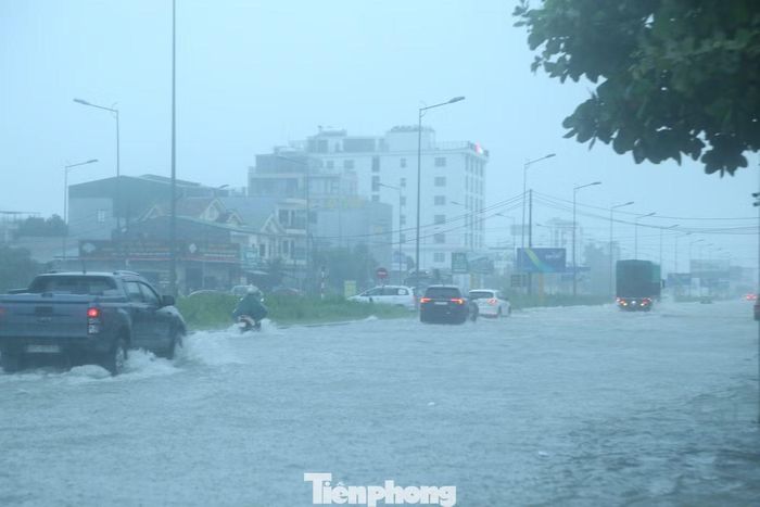 Tại đường 72m (phường Vinh Phú), mưa lớn làm nước không kịp thoát ra mương, đoạn đường ngập sâu. Nhiều phương tiện phải quay đầu xe.