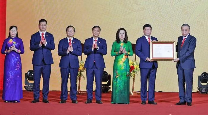 Tổng Bí thư, Chủ tịch nước Tô Lâm trao Nghị quyết của Quốc hội về thành lập thành phố Bắc Ninh cho Đảng bộ, chính quyền và Nhân dân Bắc Ninh. Ảnh: Báo và Phát thanh, Truyền hình tỉnh Bắc Ninh.