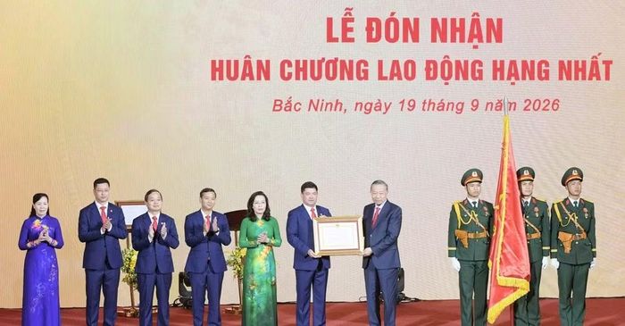 Tổng Bí thư, Chủ tịch nước Tô Lâm trao Huân chương Lao động hạng Nhất cho Đảng bộ, chính quyền và Nhân dân Bắc Ninh.