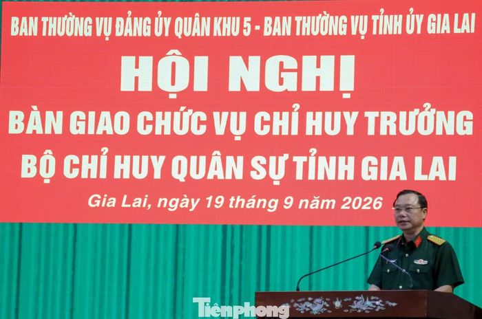 Tân Chỉ huy trưởng Bộ CHQS tỉnh Gia Lai phát biểu. Ảnh: Trương Định.