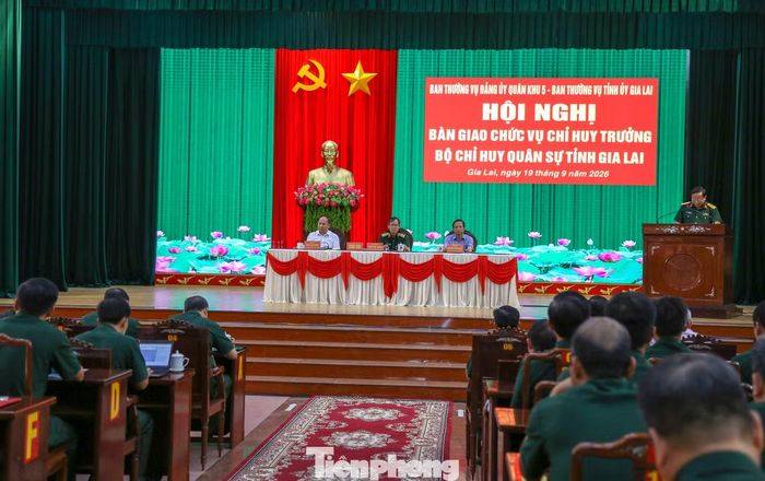 Hội nghị bàn giao chức vụ Chỉ huy trưởng Bộ CHQS tỉnh Gia Lai. Ảnh: Trương Định.