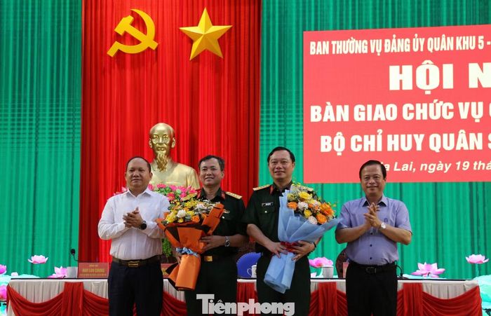 Lãnh đạo tỉnh Gia Lai tặng hoa chúc mừng đại tá Nguyễn Thế Vinh và đại tá Trần Thế Phan nhận nhiệm vụ mới. Ảnh: Trương Định.