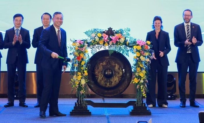 Các đại biểu thực hiện nghi thức đánh cồng, đánh dấu Việt Nam chính thức nâng hạng lên thị trường mới nổi thứ cấp. Ảnh: SSI.