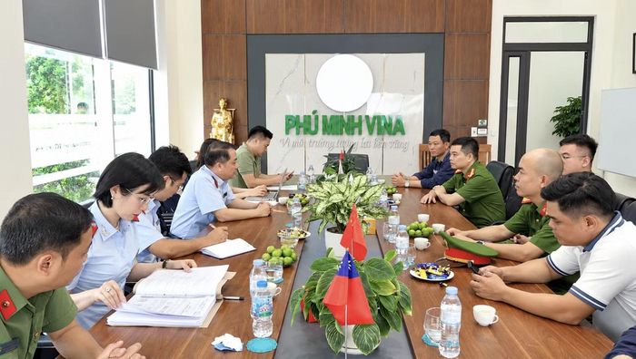 Thanh tra Chính phủ công bố quyết định thanh tra tại Công ty TNHH Môi trường Phú Minh Vina. Ảnh: Đ.T
