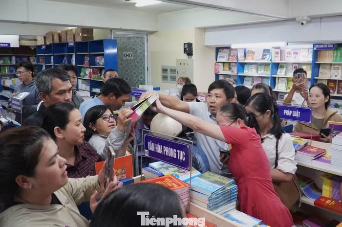 Thủ tướng yêu cầu Bộ Giáo dục và Đào tạo tập trung huy động tất cả các nguồn lực, cung ứng đầy đủ số lượng, bảo đảm chất lượng sách giáo khoa. (Ảnh: Tiền Phong)