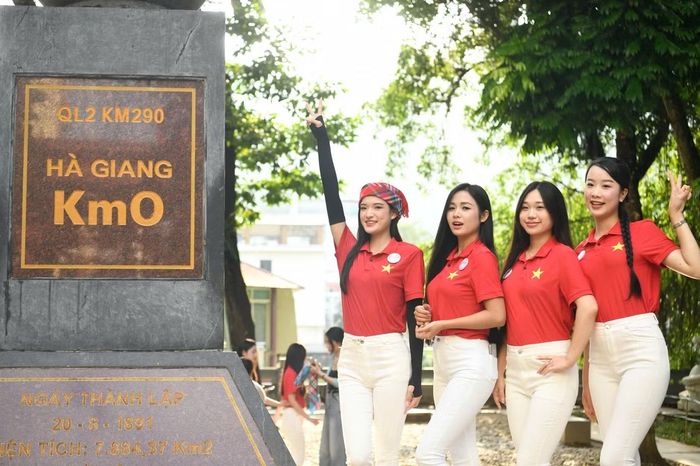  Không chỉ ghi lại những bức ảnh đẹp, các thí sinh còn có cơ hội tìm hiểu thêm câu chuyện lịch sử, văn hóa gắn với vùng đất Tuyên Quang. Ảnh: Như Ý. 