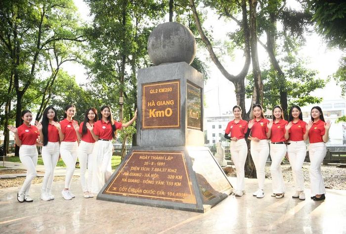  53 thí sinh Hoa hậu Việt Nam 2026 cùng diện áo cờ đỏ sao vàng check-in tại cột mốc Km0 ở phường Hà Giang 1, tỉnh Tuyên Quang. Ảnh: Như Ý. 