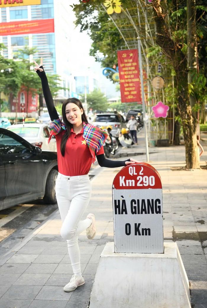 “Đứng ở Km0, em có cảm giác mình đang ở một điểm xuất phát mới. Hành trình phía trước còn rất dài và em mong mình tiếp tục có thêm nhiều trải nghiệm như thế này, được gặp gỡ nhiều người và hiểu hơn về văn hóa, lịch sử của các vùng miền", thí sinh Nguyễn Thị Hạnh chia sẻ.