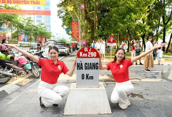 “Có thể với nhiều du khách, Km0 là nơi nhất định phải check-in khi đến Hà Giang. Với em, hôm nay nơi này còn có ý nghĩa khác, bởi đây là một trong những điểm chúng em cùng nhau lưu lại kỷ niệm trong hành trình Hoa hậu Việt Nam", thí sinh Lê Trần Bảo My nói.