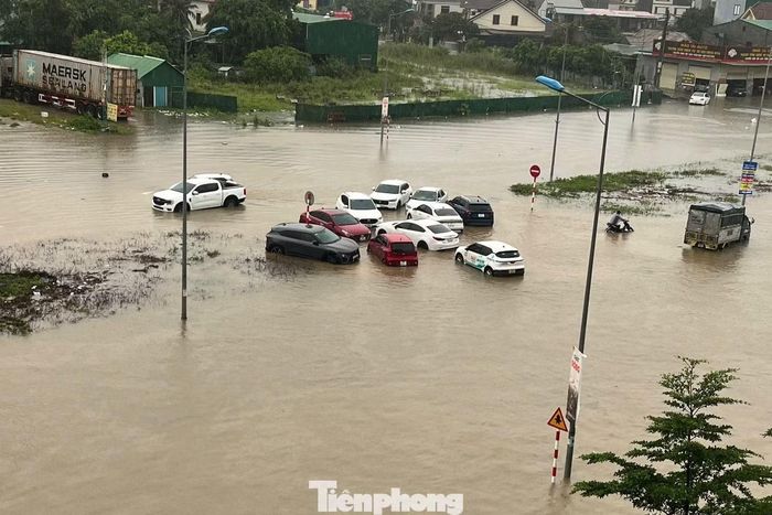 Không chỉ tại các khu chung cư, nhiều tuyến đường ở khu vực phường Vinh Phú cũng rơi vào tình trạng ngập nặng. Có nơi nước ngập sâu hơn một mét, khiến việc di chuyển của người dân gặp nhiều khó khăn. Trong ảnh, ô tô 'chôn chân' trên đường 72m.