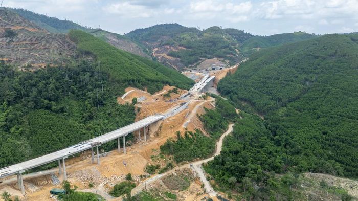 Công trường gói thầu XL1 nằm giữa khu vực đồi núi, dốc cao, vực sâu, mặt bằng thi công bị chia cắt, đường tiếp cận khó khăn khiến công tác tổ chức thi công bị ảnh hưởng rất lớn 