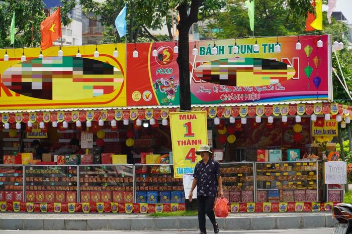 Treo bảng giảm giá sâu nhưng các quầy bánh trung thu đều trông ngóng khách.