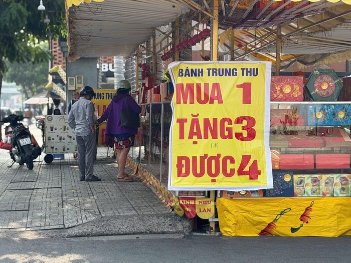Nhiều khách chia sẻ kinh nghiệm, cần hỏi rõ các chương trình giảm giá, khuyến mãi tại các quầy bánh trung thu