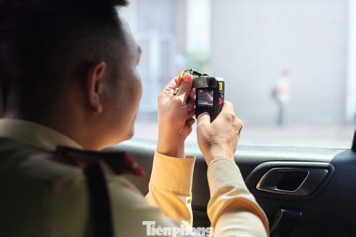 CSGT tuần tra, kiểm soát công khai kết hợp với ghi hình xử lý vi phạm.