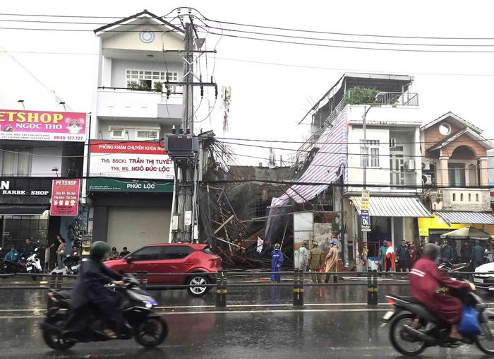 Lực lượng chức năng có mặt tại hiện trường điều tiết giao thông và điều tra vụ việc.