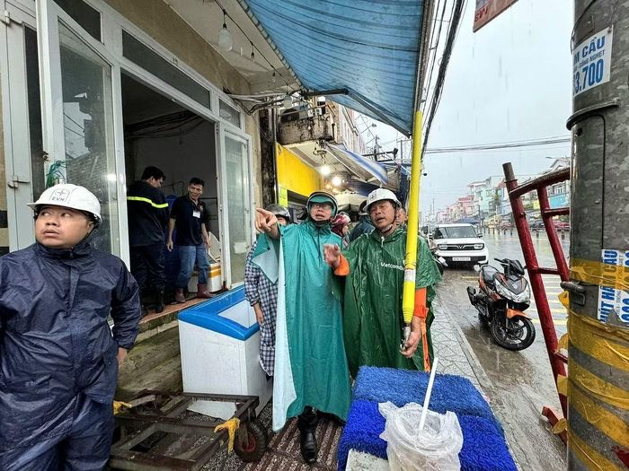 Lãnh đạo UBND phường Tân An xuống hiện trường kiểm tra, chỉ đạo khắc phục sự cố.