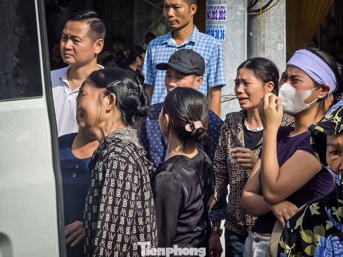 Nhiều người dân địa phương cũng không cầm được nước mắt khi tiễn biệt em.
