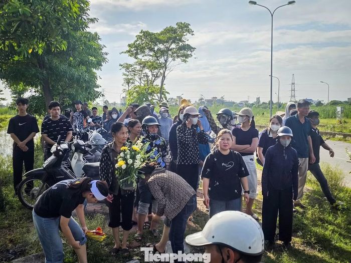 Bạn bè cùng người dân đưa tiễn em đến nơi an nghỉ cuối cùng.