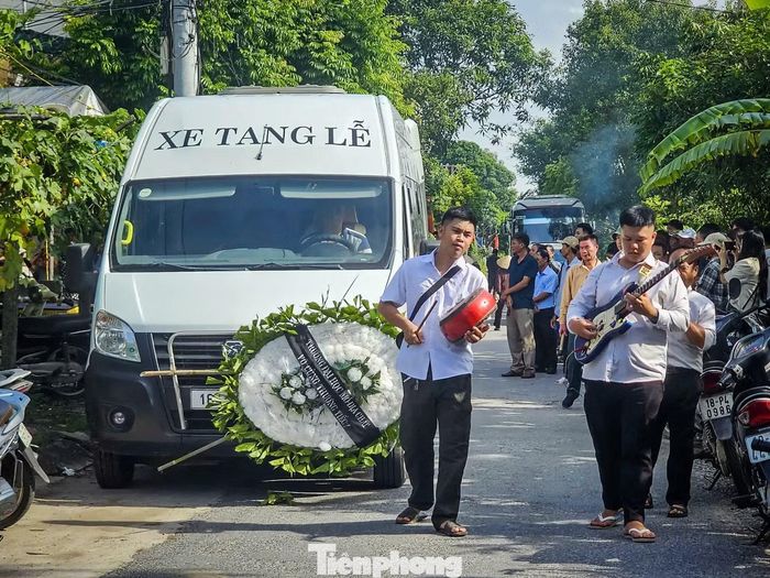 Bà con lối xóm thương tiếc tiễn biệt em.
