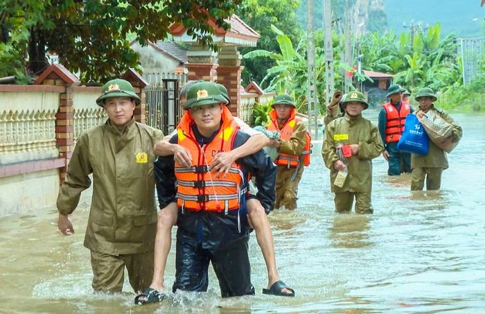 Tại xã Cẩm Tú, Công an xã đã triển khai phương án phân công lực lượng chủ động ứng phó với mưa lớn, ngập lụt. 30 cán bộ, chiến sĩ và 49 thành viên Tổ bảo vệ an ninh, trật tự ở cơ sở được huy động, bố trí chốt chặn tại các điểm ngầm, tràn, bai, đập và sẵn sàng hỗ trợ di dời người dân, tài sản khi có tình huống nguy hiểm.