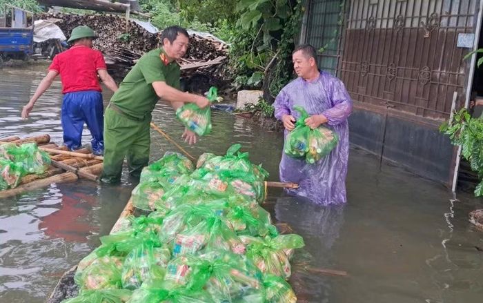 Tại phường Hàm Rồng, nước lũ đã gây ngập hơn 2.300 hộ dân, khi lũ rút, chính quyền địa phương cùng Công an phường Hàm Rồng đã huy động, chuẩn bị 700 suất quà gồm nước uống, lương khô, mì tôm và các nhu yếu phẩm thiết yếu để hỗ trợ người dân vùng bị ảnh hưởng bởi mưa lũ.