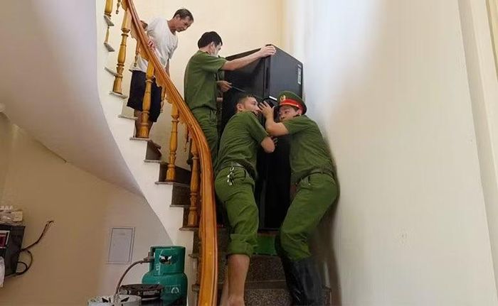 Lũ rút, Công an phường Hàm Rồng lại khẩn trương hỗ trợ người dân dọn dẹp, sớm ổn định cuộc sống.