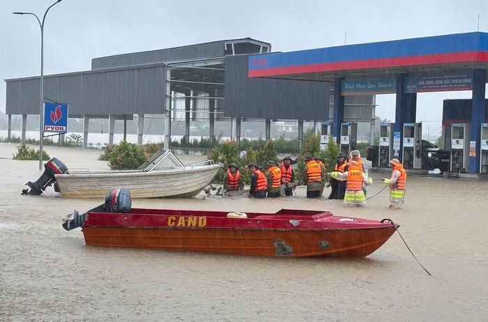 Xã Kim Tân và Thành Vinh là một trong những địa phương bị ngập sâu khi nước sông Bưởi dâng cao. Lực lượng công an cùng chính quyền địa phương đã sử dụng xuồng máy, canô, ứng trực tại các vị trí xung yếu và hỗ trợ người dân di dời.