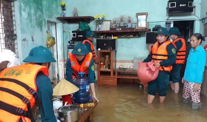  Ngoài công an, các lực lượng bộ đội, biên phòng, dân quân cùng cán bộ cơ sở, chính quyền địa phương cũng có mặt ở các vị trí xung yếu, ngập lụt﻿ để hỗ trợ người dân ứng phó thiên tai. 