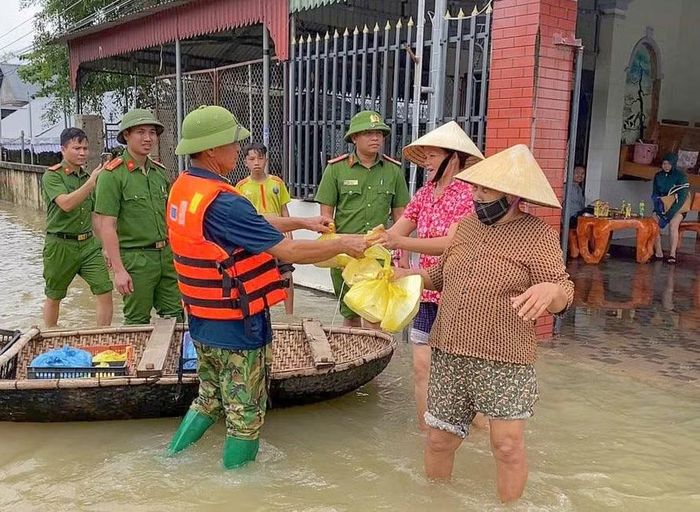 Thượng tá Lê Viết Thuận - Trưởng Công an phường Hàm Rồng cho biết: “Trước tình hình mưa lũ, cán bộ, chiến sĩ được giao bám sát từng khu dân cư, nắm bắt những khó khăn, nhu cầu thiết yếu của người dân để tham mưu cấp ủy, chính quyền và phối hợp các lực lượng hỗ trợ nhanh nhất. Đặc biệt, đối với những khu vực bị ngập sâu, chia cắt, phải bằng mọi cách đưa lương thực, nước uống và các nhu yếu phẩm cần thiết đến với người dân, không để hộ dân nào thiếu những điều kiện sinh hoạt thiết yếu do mưa lũ”.