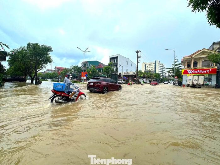 Tuyến đường Nguyễn Du, phường Thành Sen bị ngập cục bộ do mưa lớn trong ngày 19/9.