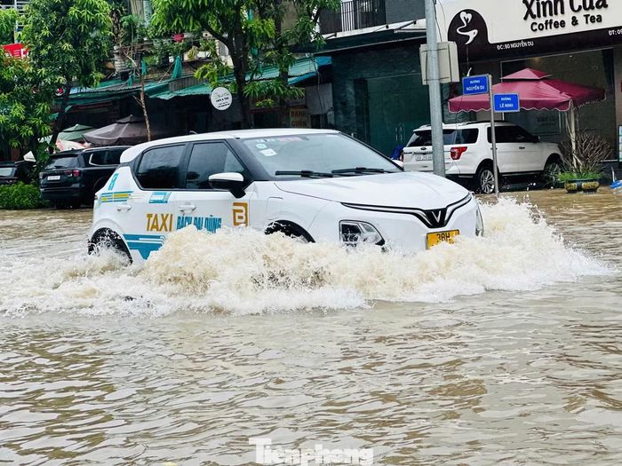 Phương tiện lưu thông giữa tuyến đường ở Hà Tĩnh bị ngập nước (ghi nhận sáng 19/9).