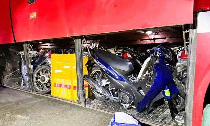 Lực lượng chức năng phát hiện xe khách đang vận chuyển 15 chiếc xe mô tô dưới gầm xe (ảnh:CACC)