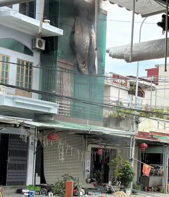 Cảnh sát dập lửa, đưa nạn nhân bị thương vào viện cấp cứu.