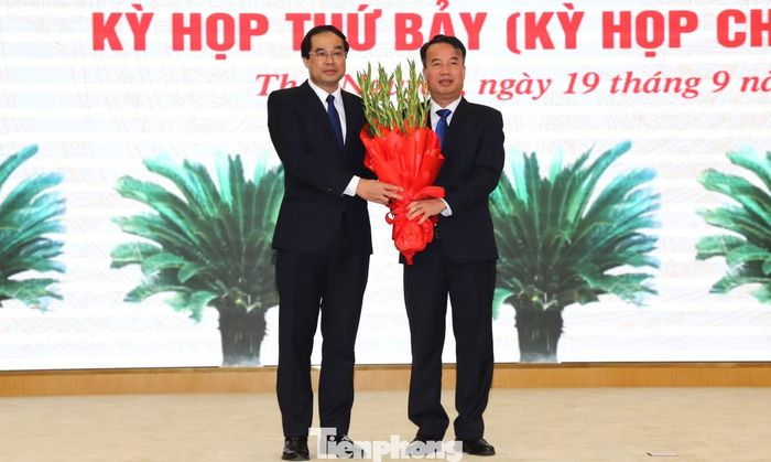 Bí thư Tỉnh ủy Trịnh Xuân Trường (bên trái) chúc mừng ông Nguyễn Thế Mạnh, tân Chủ tịch UBND tỉnh Thái Nguyên