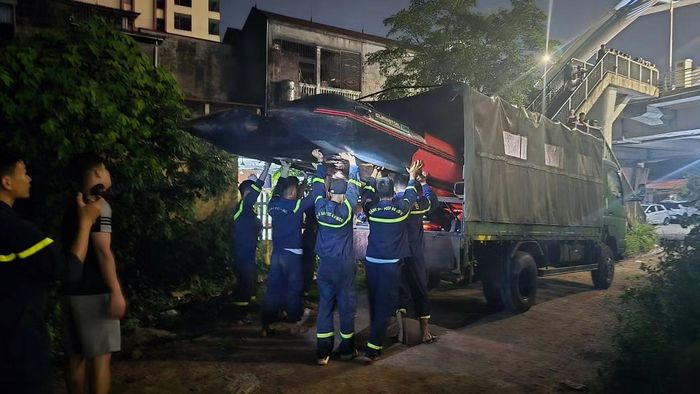 Đến 18h35, lực lượng chức năng đã tìm thấy thi thể nữ sinh lớp 11 nhảy cầu Bến Tượng ( Thái Nguyên)