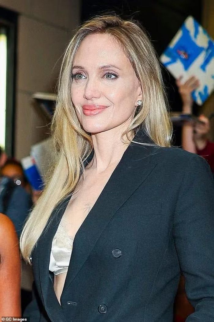 Angelina diện mốt lộ nội y trên thảm đỏ. Ảnh: GC Images.