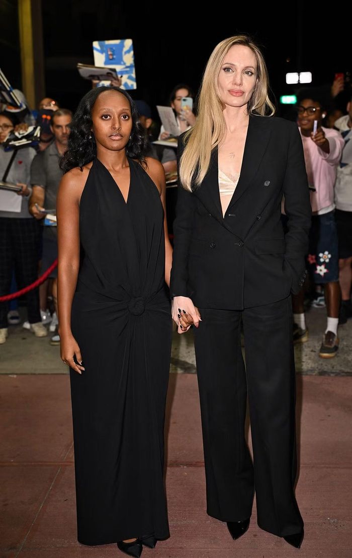 Angelina Jolie dự lễ ra mắt phim với con gái Zahara. Ảnh: GC Images.