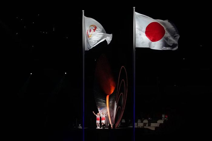 Ngọn đuốc thiêng liêng của Asiad 20 - sân chơi số 1 của thể thao châu Á - chính thức thắp sáng. Phía trên là quốc kỳ Nhật Bản và lá cờ Hội đồng Olympic châu Á tung bay giữa sân Paloma Mizuho. Asiad 20 chính thức bắt đầu, khởi tranh liên tục trong 16 ngày.