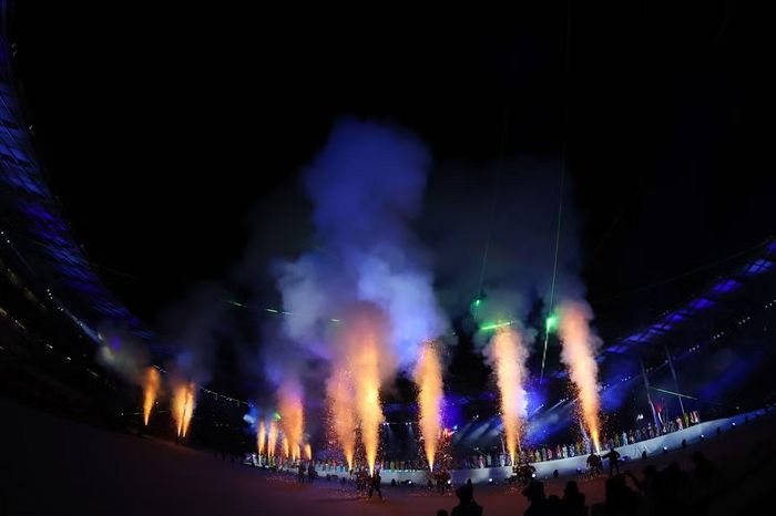 Lễ khai mạc Asiad 20 khép lại với màn bắn pháo hoa trên SVĐ Paloma Mizuho. Trước khi pháo hoa bắn lên, MC kêu gọi các quan chức, khách mời VĐV, tình nguyện viên và khán giả cùng bật đèn flash điện thoại, thắp sáng địa điểm tổ chức khai mạc. Đúng như tiết lộ từ truyền thông Nhật Bản, lễ khai mạc Asiad 20 được tổ chức tối giản và tập trung chủ yếu vào cảm xúc của người xem.