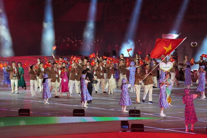 Đoàn Thể thao Việt Nam diễu hành tại Asiad 20. Lê Thanh Thúy (bóng chuyền) và Đinh Quang Kiệt (bóng đá) nhận vinh dự cầm cờ cho đoàn Thể thao Việt Nam. Tại Asiad 20, chúng ta tranh tài với gần 350 VĐV ở 33 bộ môn. Đoàn TTVN đặt chỉ tiêu giành từ 4 HCV, cân bằng thành tích ở Asiad 19. Tất nhiên, với thế mạnh ở các môn cầu mây, bắn súng, đua thuyền, TTVN kỳ vọng chinh phục nhiều hơn nữa HCV, từ đó bứt phá tại Asiad.