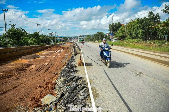 Theo yêu cầu, công trình phải hoàn thành trong tháng 6/2026, bàn giao và quyết toán trong tháng 9/2026. Tuy nhiên, đến nay, nhiều hạng mục vẫn còn ngổn ngang, chưa hoàn thiện.