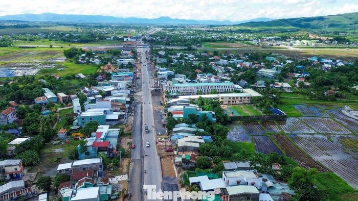 Dự án cải tạo, nâng cấp Quốc lộ 14B được khởi công tháng 11/2023, dài khoảng 7,5km, đi qua các xã Bà Nà, Hòa Vang và Hòa Tiến (TP Đà Nẵng), với tổng mức đầu tư hơn 788 tỷ đồng. Công trình được triển khai theo quy mô đường trục chính đô thị, gồm 4 làn xe cơ giới và 2 làn xe thô sơ.