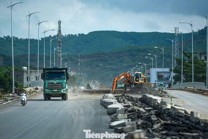 Đoạn đường đang thi công được che chắn sơ sài, tiềm ẩn nguy cơ mất an toàn đối với người tham gia giao thông.