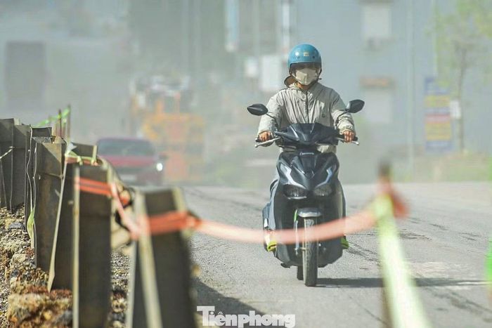 Bụi đất phủ mù mỗi khi phương tiện chạy qua, khiến người dân phải trùm kín mít khi lưu thông qua khu vực này. Dự án nâng cấp tuyến đường khởi công từ năm 2023, dự kiến hoàn thành năm 2025 nhưng đến nay vẫn còn nhiều hạng mục dang dở.
