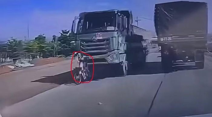Ngày 18/9, trên tuyến đường này, một phụ nữ điều khiển xe máy khi đến đoạn qua thôn Cẩm Toại Trung, xã Hòa Vang, đã xảy ra va chạm với xe tải nặng và tử vong, để lại 3 người con nhỏ. Sự ra đi đột ngột của người mẹ khiến đàn con thơ nay không còn chỗ dựa, cha của các em cũng đã mất cách đây vài năm.