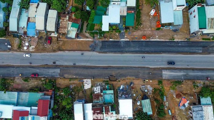 Đại diện UBND xã Hòa Vang cho biết, công tác giải phóng mặt bằng phục vụ dự án đến nay đã được bàn giao toàn bộ. Đối với các trường hợp nhà dân bị ảnh hưởng, nứt tường trong quá trình thi công, nhà thầu sẽ có phương án hỗ trợ người dân. Trong khi đó, về quản lý tiến độ, chất lượng công trình và tổ chức thi công, trách nhiệm thuộc chủ đầu tư cùng các đơn vị liên quan.