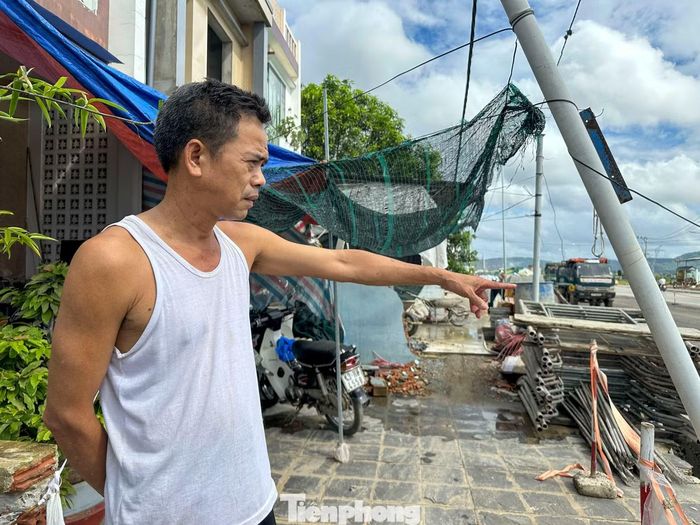 Ông Lê Văn Hải, người dân sống dọc tuyến đường, cho biết, việc thi công kéo dài gây nhiều bất cập. “Trời nắng thì bụi mù mịt, mưa xuống lại lầy lội. Xe tải, xe lớn liên tục lưu thông trong khi tuyến đường chưa hoàn thiện, nhiều đoạn phải tránh nhau rất nguy hiểm”, ông Hải nói.