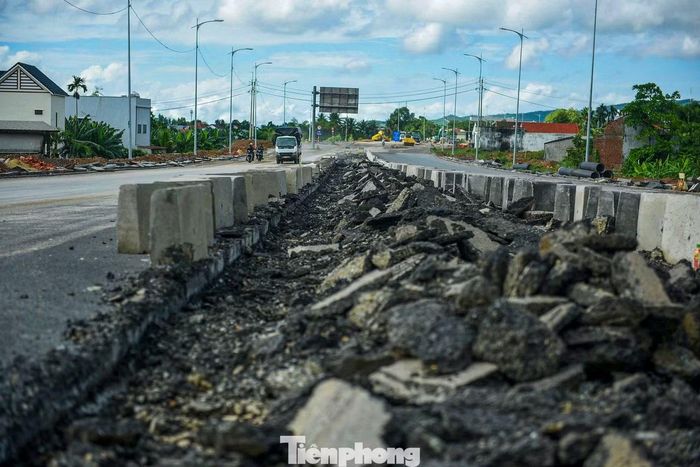 Tuyến đường ngổn ngang, dang dở.
