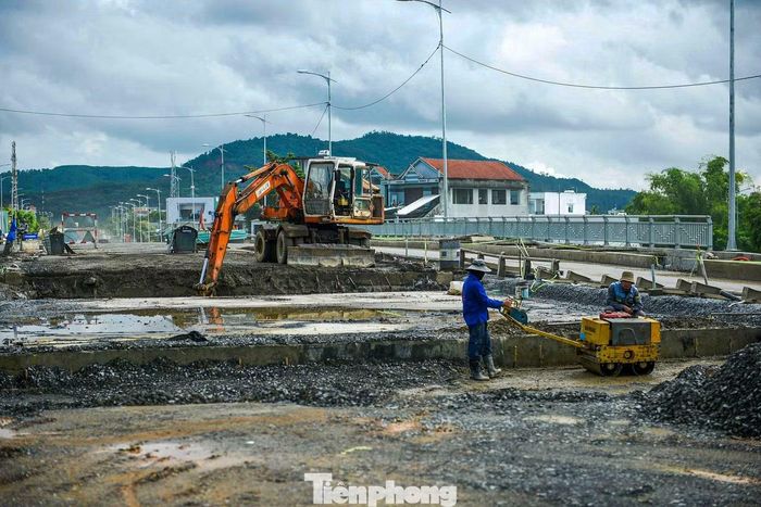 Dự án do liên danh Công ty CP Đầu tư hạ tầng Đông Sơn và CIENCO4 thi công. Trước tình trạng chậm tiến độ, UBND TP Đà Nẵng yêu cầu nhà thầu tăng cường nhân lực, máy móc, tập kết đầy đủ vật tư, đồng thời tổ chức tăng ca để đẩy nhanh tiến độ.