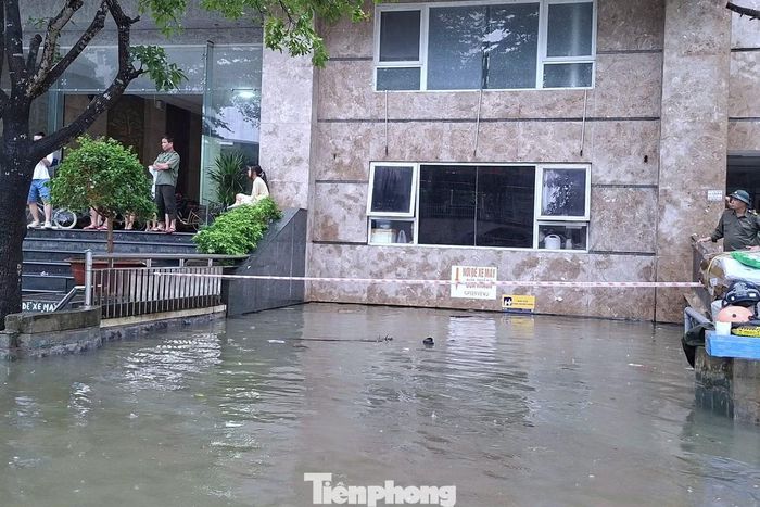 Tầng hầm chung cư Green View 2 ngập sâu 2m.